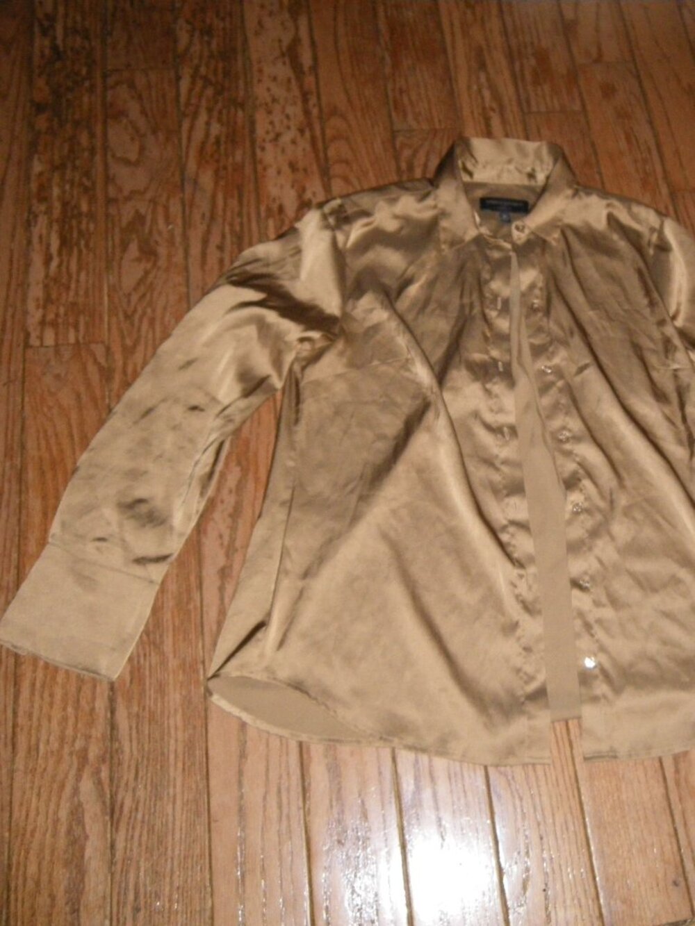 Women’s Banana Republic Classic Fit Silk-Like Button Up Blouse - Picture 4 of 5